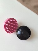 سرشور سیلیکونی باکیفیت Silicone Brush دارای دندانه های نرم برای شستشوی مو ، افزایش گردش خون پوست سر، کاهش ریزش مو و ماساژ ملایم پوست کف سر