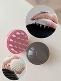 سرشور سیلیکونی باکیفیت Silicone Brush دارای دندانه های نرم برای شستشوی مو ، افزایش گردش خون پوست سر، کاهش ریزش مو و ماساژ ملایم پوست کف سر