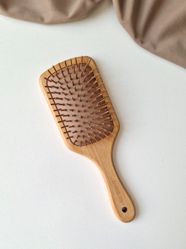 برس چوبی بامبوBAMBOO مربعی ضد وز و ضد گره ضد الکتریسته دارای طراحی سبک با چوب و دندانه با کیفیت مخصوص مراقبت مو و ماساژ پوست سر و جلوگیری از چرب شدن مو و موخوره