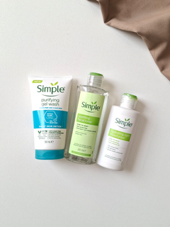 پک روتین پوستی ، پوست چرب و جوشدار سیمپلSimple شامل ژل شستشو ، تونر ، آبرسان مرطوب کننده
