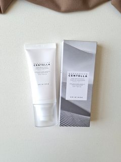 ضدآفتاب سنتلا اسکین۱۰۰۴ مدل ضدلک و روشن کننده پوست Centella Tone Brightening Sunscreem Spf 50 مناسب انواع پوست حجم ۵۰میل اورجینال
