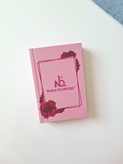 پالت کتابی همه کاره ۶صفحهایNORA FLOWERS پیگمنت و کیفیت عالی شامل انواع رنگِ سایه ها ، رژگونه ، هایلایتر ، پنکک و ..