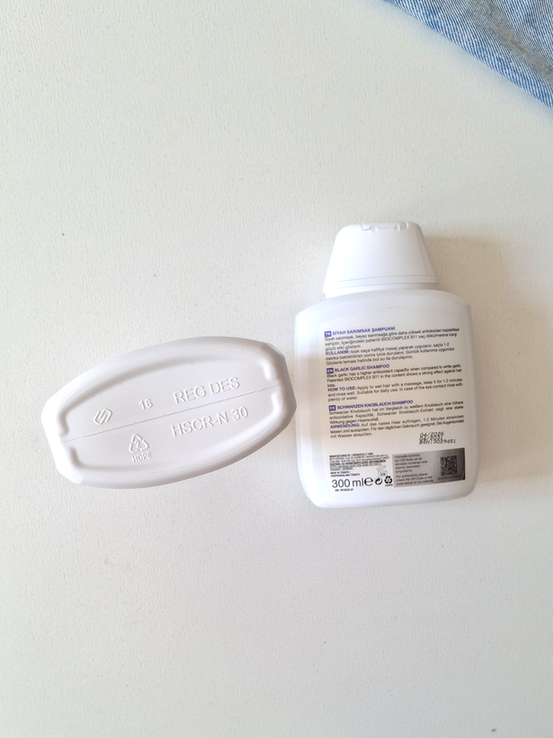 شامپو سفید سیر سیاه بیوکسین Bioxcin بدون سولفات حاوی عصاره سیر سیاه ضد ریزش و تقویتکننده مو مناسب موهای چرب ضعیف و شکننده حجم ۳۰۰میل